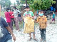 स-साना भाई बहिनि हरु फोहोर व्यवस्थापन मा सहयोग गरि उपस्थिति भएका छन।
